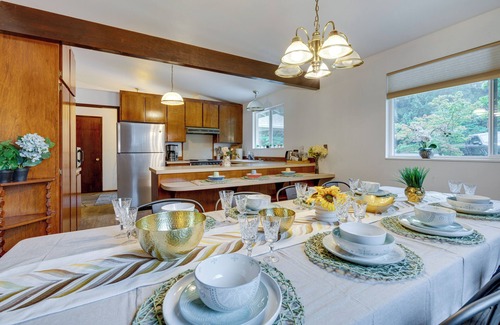 Lake Forest Park Casa | Spacious Lake Forest Park Home with Deck!