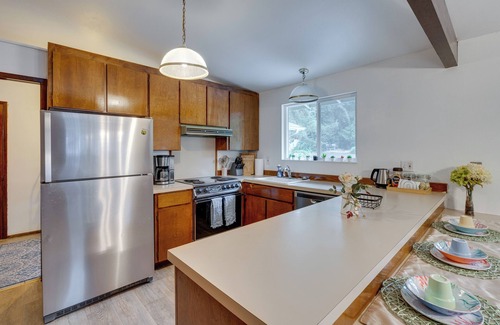Lake Forest Park Casa | Spacious Lake Forest Park Home with Deck!