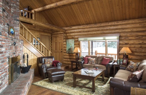 West Glacier Cabina | Expansive Log Home Lodge with Resort Amenities