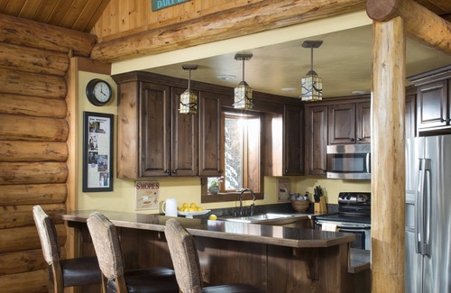 West Glacier Cabina | Expansive Log Home Lodge with Resort Amenities
