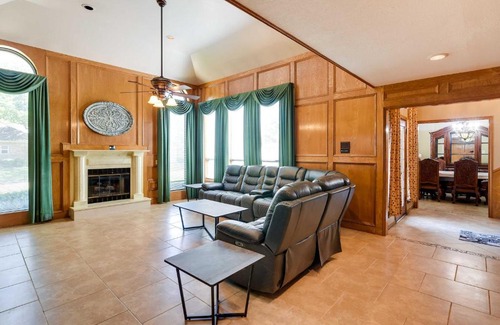 Texas City Casa | Expansive Texas City Retreat about 16 Mi to Galveston!