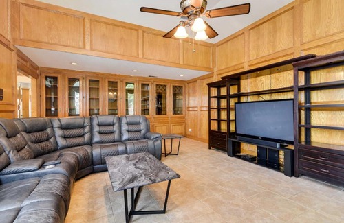 Texas City Casa | Expansive Texas City Retreat about 16 Mi to Galveston!