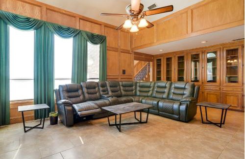 Texas City Casa | Expansive Texas City Retreat about 16 Mi to Galveston!