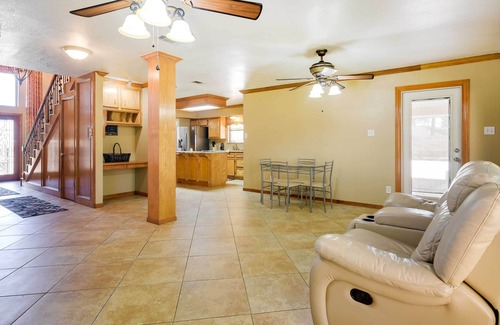 Texas City Casa | Expansive Texas City Retreat ~ 16 Mi to Galveston!