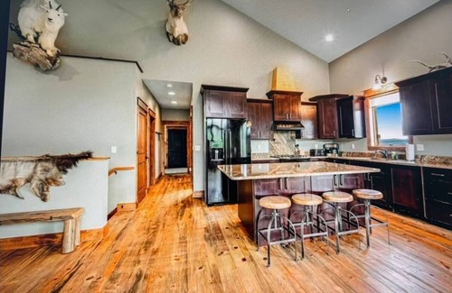 Bozeman Casa | Expansive views, wildlife, and privacy.