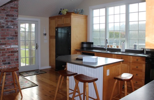 Tom Nevers Casa | Expansive Views! House , Sleeps 9 short walk to the beach.