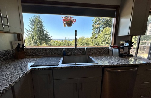 North Bend Apartamento | Expansive views of iconic McCullough Bridge, and bay with beautiful sunsets