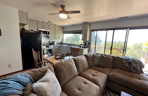 North Bend Apartamento | Expansive views of iconic McCullough Bridge, and bay with beautiful sunsets