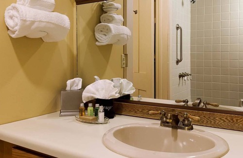Central Business District Cama Y Desayuno | Stay with us and you'll see why we are ranked #1 lodging in Kalamazoo, MI.