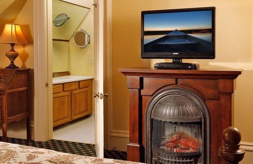 Central Business District Cama Y Desayuno | Stay with us and you'll see why we are ranked #1 lodging in Kalamazoo, MI.