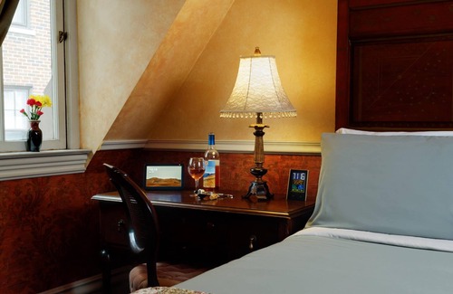 Central Business District Cama Y Desayuno | Stay with us and you'll see why we are ranked #1 lodging in Kalamazoo, MI.