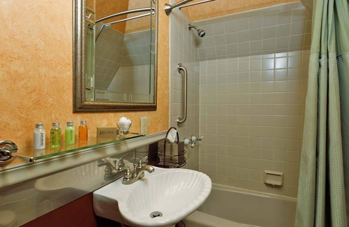 Central Business District Cama Y Desayuno | Stay with us and you'll see why we are ranked #1 lodging in Kalamazoo, MI.
