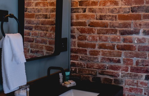 Jacksonville Hotel | Experience charming Jacksonville! This 1 BR Queen Guest Room at the Historic Inn is perfect for a wine country retreat. Walkable location, antique charm, and a comfortable Queen bed.