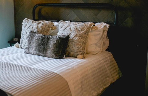 Jacksonville Hotel | Experience charming Jacksonville! This 1 BR Queen Guest Room at the Historic Inn is perfect for a wine country retreat. Walkable location, antique charm, and a comfortable Queen bed.