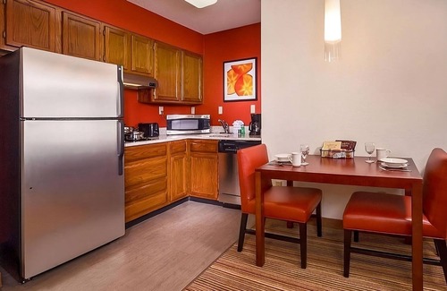 Barracks Road Apartamento | Experience Comfort & Convenience in Charlottesville! Enjoy Free Breakfast & Pool