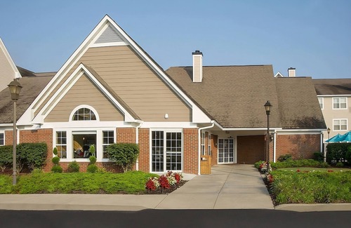 Barracks Road Apartamento | Experience Comfort & Convenience in Charlottesville! Enjoy Free Breakfast & Pool