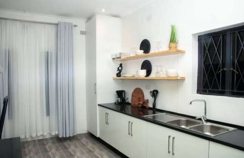 Victoria Falls Cabaña | Experience comfort, style, and natural beauty at our cottage in Victoria Falls.