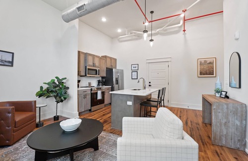 McMinnville Condominio | Experience comfort in 204 - MR. BLUE'S SUITE, a cozy 2BR retreat in McMinnville, TN.