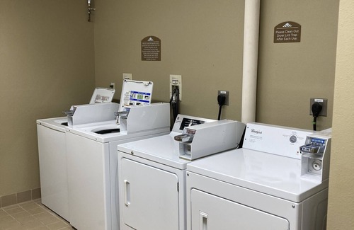 Dover Apartamento | Experience Exceptional Hospitality- w/Hot tub ,Cozy rooms one/Two Queen bed.