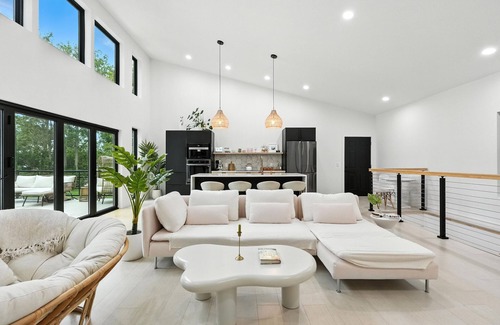 Fremont Casa | Experience Happie Space on Snow Lake, a Luxurious Lakefront Retreat with Privacy