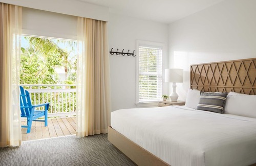 Key West Hotel | Experience Key West w/ Poolside Bar, Private Terraces & Free Shuttle Service!