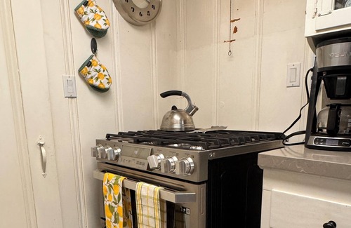 Crestline Cabaña | Experience Lake Gregory charm steps away! Four bedroom Crestline cottage awaits.