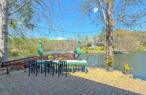 Westlake Corner Casa | Experience lake life at our lakeside retreat near Smith Mountain Lake VA