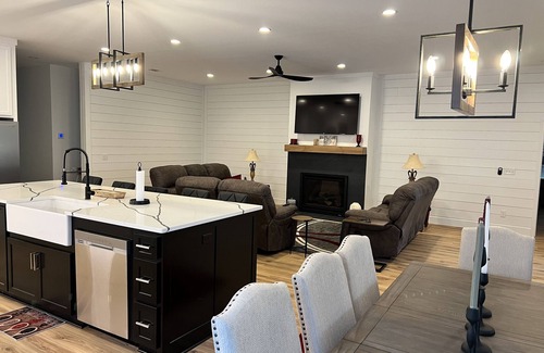 Northport Casa | Experience Lake Tuscaloosa views from your 5-bedroom Northport retreat