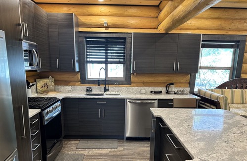 Okanagan-Similkameen Cabina | Experience Log Cabin Living in Picturesque Hedley, BC