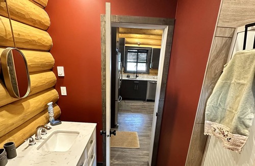 Okanagan-Similkameen Cabina | Experience Log Cabin Living in Picturesque Hedley, BC