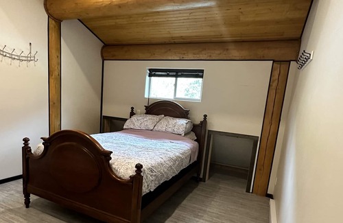 Okanagan-Similkameen Cabina | Experience Log Cabin Living in Picturesque Hedley, BC
