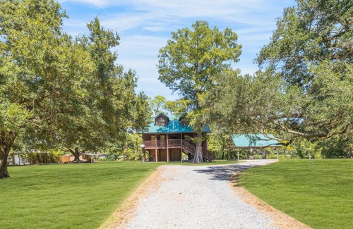 New Iberia Casa | Experience Louisiana, Cabin on Bayou Petite Anse