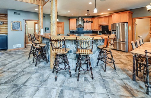 Mauston Casa | Experience luxurious lakeside living in our 5-bed, 5-bath retreat!