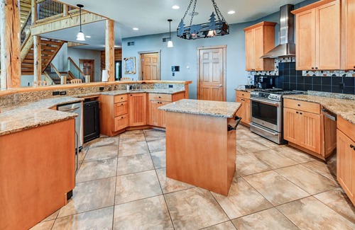 Mauston Casa | Experience luxurious lakeside living in our 5-bed, 5-bath retreat!