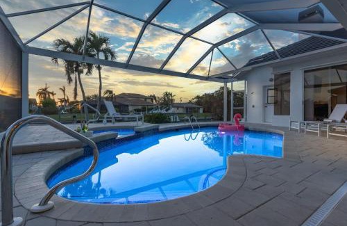 Pelican Casa | Experience Luxury- Gulf Access, Stunning Canal Views, Heated Pool- Villa Avalon - Roelens
