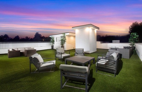 Brentwood Villa | Experience luxury in our 7-bedroom, 7,500 sq ft retreat