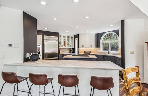 Dunkin Hill Casa | Experience luxury at Stormbunker Paradise, a spacious 4-bedroom house with stunning wooded views.