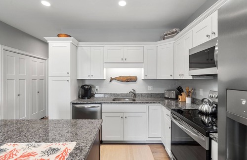Hampton Condominio | Experience modern luxury in this high-quality 1-bedroom condo.