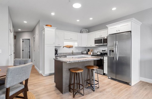 Hampton Condominio | Experience modern luxury in this high-quality 1-bedroom condo.
