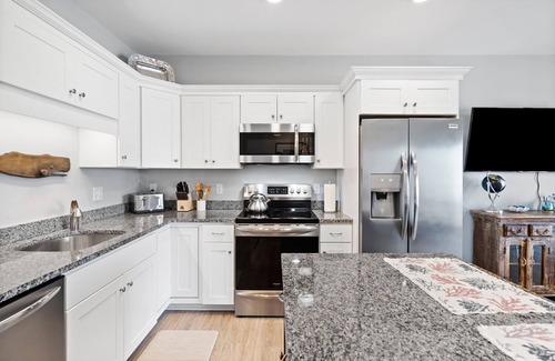 Hampton Condominio | Experience modern luxury in this high-quality 1-bedroom condo.