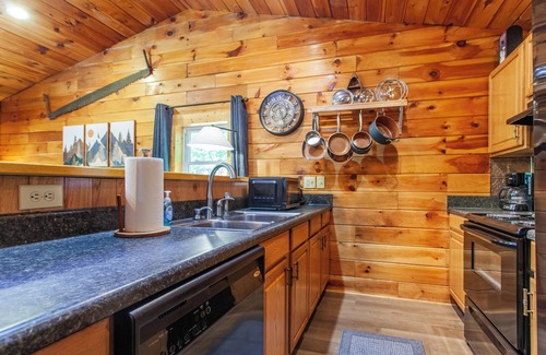 Bryson City Cabina | Experience mountain serenity at Edgeview Chalet