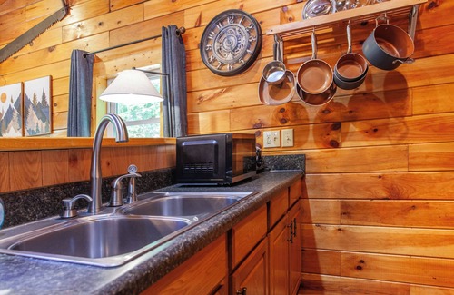 Bryson City Cabina | Experience mountain serenity at Edgeview Chalet