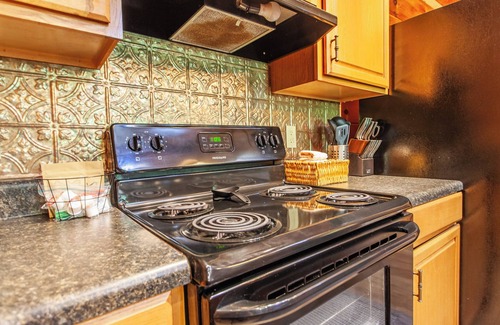 Bryson City Cabina | Experience mountain serenity at Edgeview Chalet