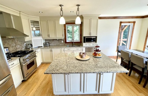 Sainte-Adele Chalet De Esquí | Experience Nature’s Beauty: Rent Our Charming Cottage