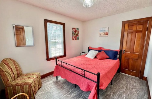 Bloomington Otro | Experience Rustic Charm: Stay at Trestle Creeks Original Farmhouse with Vrbo!