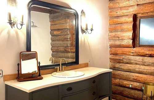 Canby Cabina | Experience Rustic Living in a Real Log Cabin 75 Acres of Natural Beauty