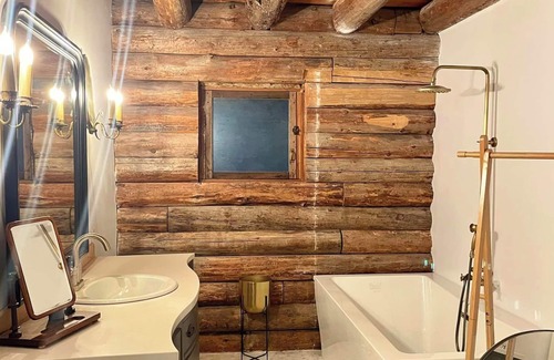 Canby Cabina | Experience Rustic Living in a Real Log Cabin 75 Acres of Natural Beauty