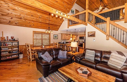 Bryson City Cabina | Experience serene forest views at the Mountain Loft