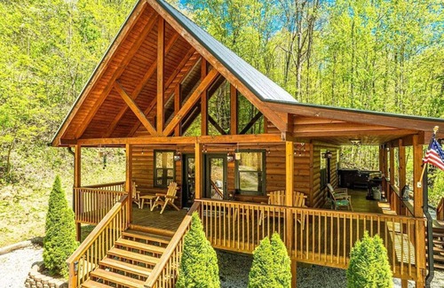 Bryson City Cabina | Experience serene forest views at the Mountain Loft