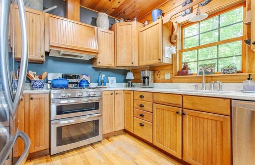 Whittier Cabina | Experience serene mountain views at Hazey View